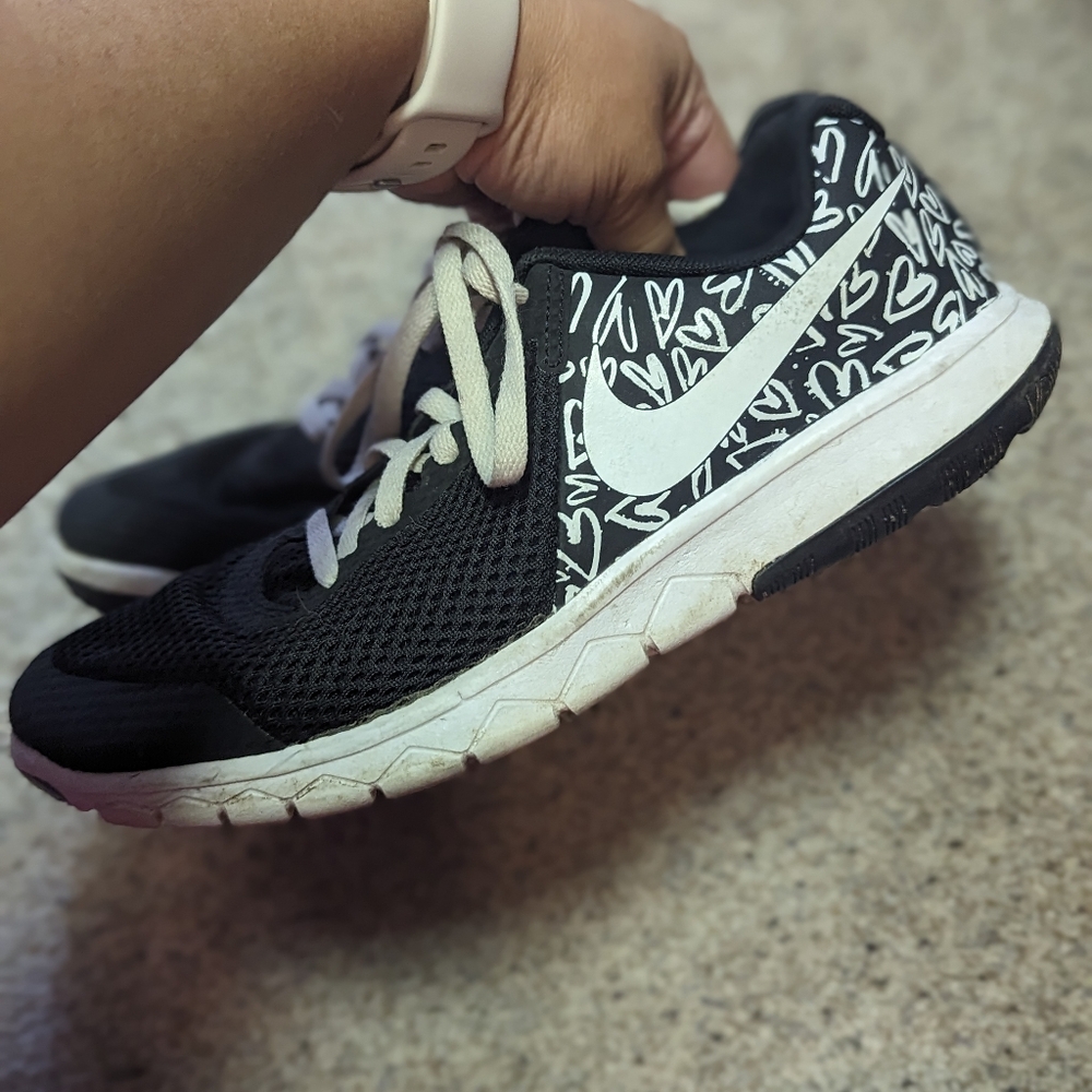 Nike Black and White Athletic Shoes with Lightweight Cushioning